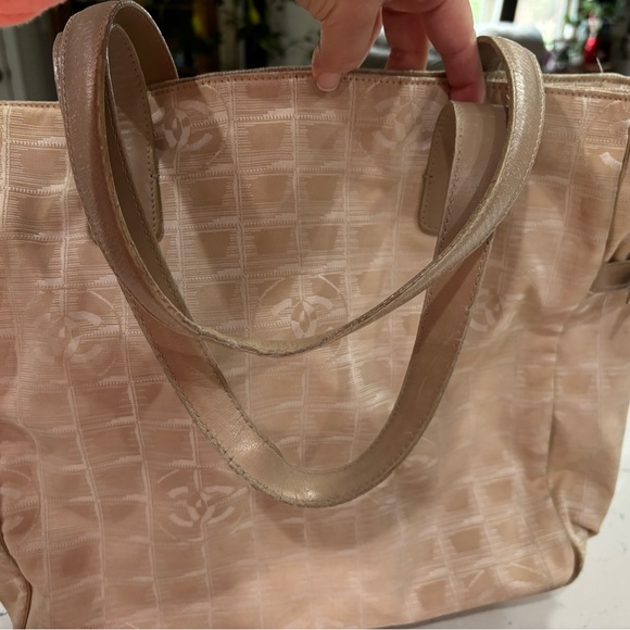 Chic Beige Designer Tote Bag - Picture 2 of 15